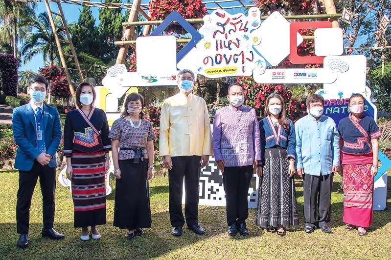 ว่าที่ร้อยตรีณรงค์ โรจนโสทร รองผู้ว่าฯ จ.เชียงราย พร้อมด้วย ณรงค์ อภิชัย, นโม บุญสนอง, ภาวินี ไชยสิทธิ์, จันทิรา ยิมเรวัต วิวัฒน์รัตน์, มณฑา กิติมา, วิสูตร บัวชุม และ บุษกร ตรีสวัสดิ์ ในพิธีเปิดงานอย่างเป็นทางการ

