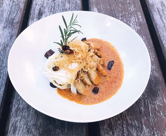 เฟตตูชินีแกงฮังเลหมู เมนูพิเศษจากครัวตำหนัก