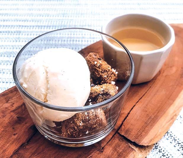 ไอศกรีมวานิลลาดอยตุง+ข้าวปุ๊กน้ำตาลอ้อย