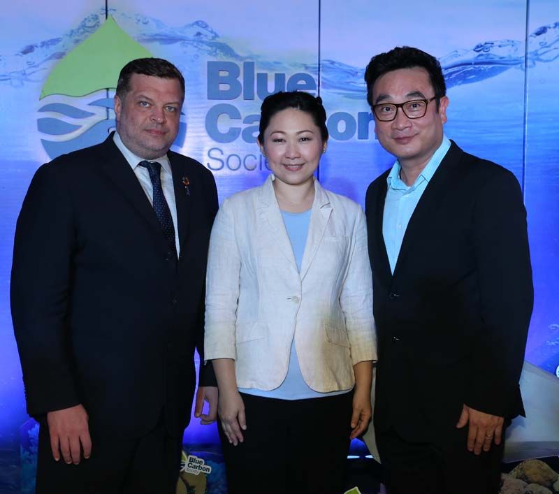 มร.มาร์ติน ฮาร์ท-แฮนเซ่น กับสองผู้ร่วมก่อตั้ง Blue Carbon Society ดร.ชวัลวัฒน์-ทิพพาภรณ์ อริยวรารมย์