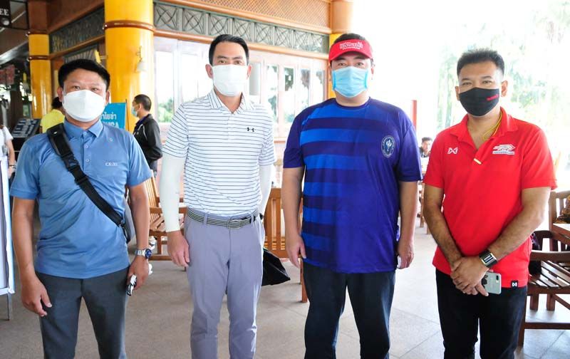 ผรณเดช พูนศิริวงศ์ และ นิติ โมราวรรณ หน.ข่าวยานยนต์ ต้อนรับ ธีร์ เพิ่มพงศ์พันธ์ รองประธานบริหารอาวุโส, อุทัย เรืองศักดิ์ ผจก.อาวุโสส่วนงานประชาสัมพันธ์ บมจ.มาสด้า เซลส์