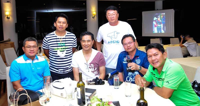 อนันตเดช พงษ์พันธ์ุ บก.โลกธุรกิจ กับทีม บจ.ฟิลลิป มอร์ริส
เทรดดิ้ง (ไทยแลนด์)