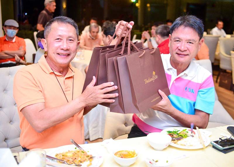 บรรยากาศภายในงานเลี้ยงต้อนรับนักกอล์ฟหลังการแข่งขันเสร็จสิ้น นอกจากร่วมรับประทานอาหารอย่างเพลิดเพลินแล้วยังมีการจับฉลากของรางวัลมากมายมอบให้นักกอล์ฟติดไม้ติดมือกลับบ้านด้วย