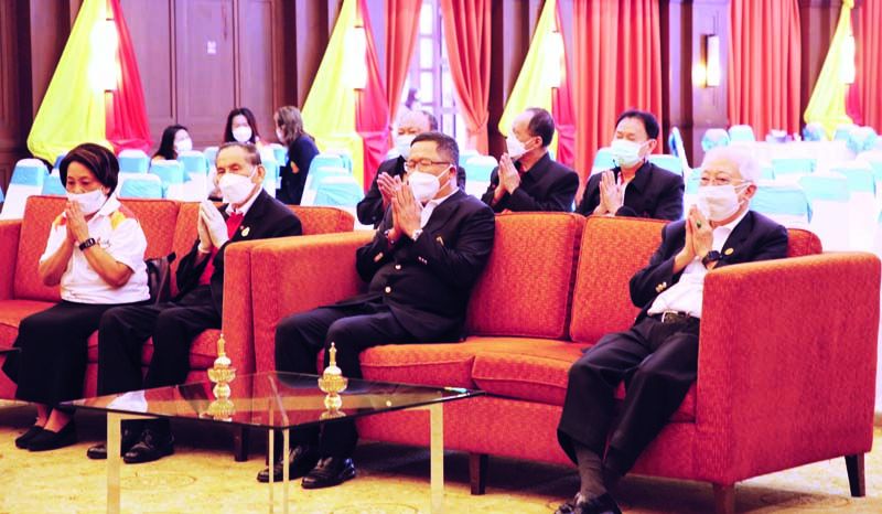 ชาญศิลป์ ตรีนุชกร นายกสมาคมธรรมศาสตร์ฯ พร้อมด้วย ผศ.ประภัสสร เลียวไพโรจน์, ชนะ รุ่งแสง
และ มนู เลียวไพโรจน์