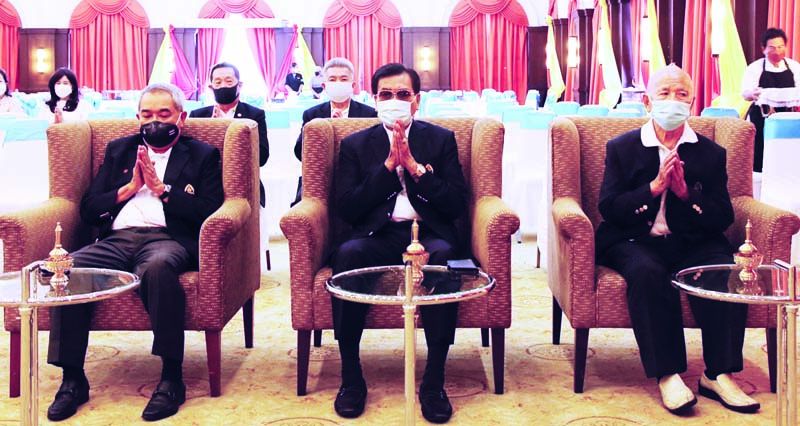 สมชาย พูลสวัสดิ์ อดีตนายกสมาคมธรรมศาสตร์ฯ, กำธร วังอุดม อุปนายก และ ยอดยิ่ง โสภณ อุปนายก, นิกร สุศิริวัฒนนนท์ และ กิตติพงษ์ เศวตกิตติธรรม

