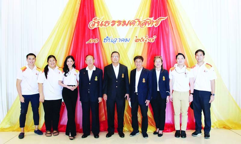 ชาญศิลป์ ตรีนุชกร นายกสมาคมธรรมศาสตร์ฯ, ชัยศักดิ์ อังค์สุวรรณ,
คณิต พีชวณิชย์, ดารณี วัธนเวคิน เลขาธิการ, กฤติญา เรืองเวช และเจ้าหน้าที่