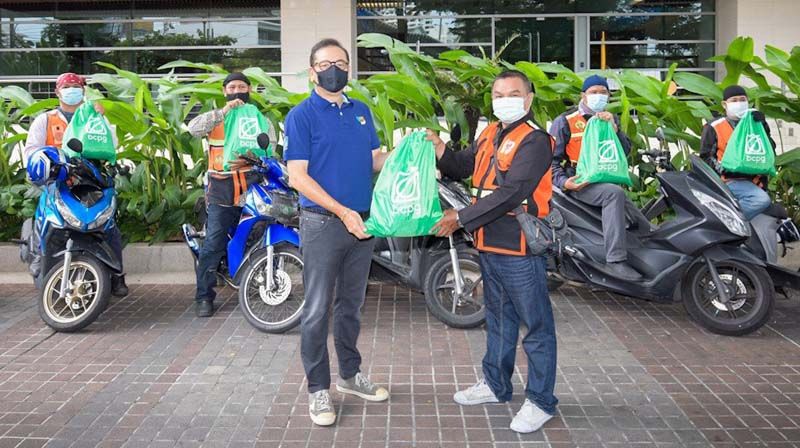 บัณฑิต สะเพียรชัย ประธานเจ้าหน้าที่บริหาร บีซีพีจี ร่วมเป็นตัวแทนบริษัท มอบถุงน้ำใจให้กับพี่วินมอเตอร์ไซค์ข้างบ้านตนเอง

