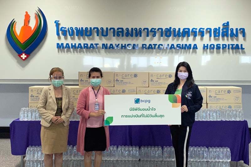 มอบหน้ากากอนามัย จำนวน 15,000 ชิ้น และน้ำดื่มจำนวน 2,700 ขวด ให้กับ เสาวลักษณ์ รำเพยพล นักวิชาการสาธารณสุขชำนาญการพิเศษ โรงพยาบาลมหาราชนครราชสีมา จ.นครราชสีมา

