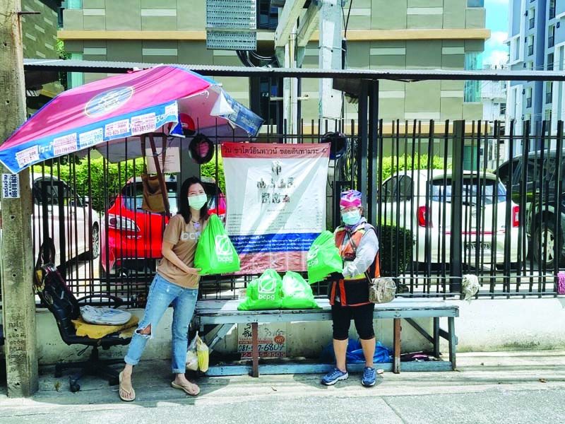 มอบหน้ากากอนามัย จำนวน 15,000 ชิ้น และน้ำดื่มจำนวน 2,700 ขวด ให้กับ พญ.ศุภฌา
พิพัฒน์นรเศรษฐ์ หัวหน้ากลุ่มงานเวชกรรมสังคม โรงพยาบาลพหลพลพยุหเสนา จ.กาญจนบุรี