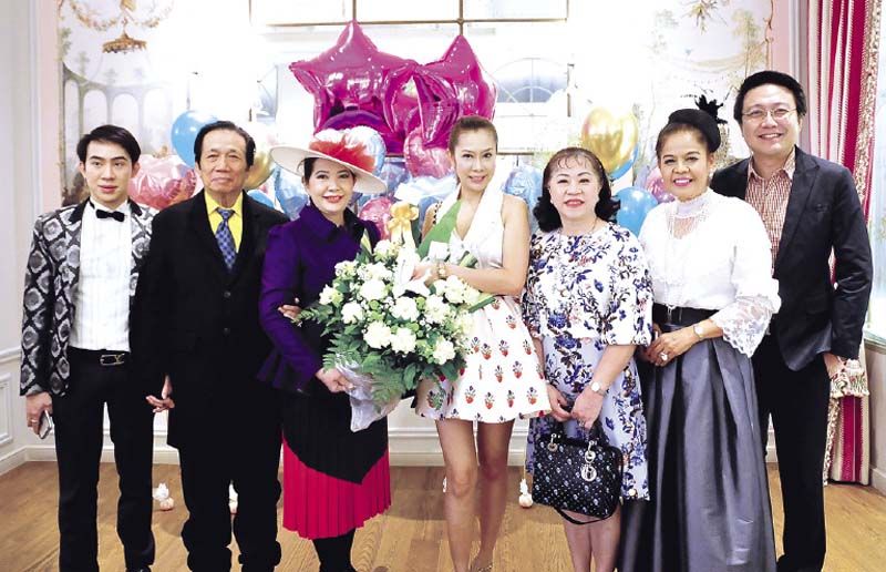 บุญญาดา กิตติยาโชติกุล มอบดอกไม้อวยพร  มี  เกียรติศักดิ์ กานดิษาคุณานนท์,จงกลณี ชีพอารนัย,อโณทัย แวนคอร์ป และ โจอมาตยกุล ร่วมถ่ายภาพ