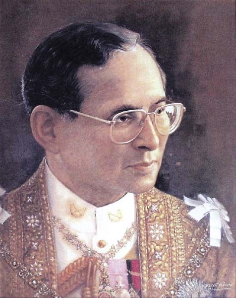 พระบรมฉายาสาทิสลักษณ์ ประดับที่พระราชวังไกลกังวล