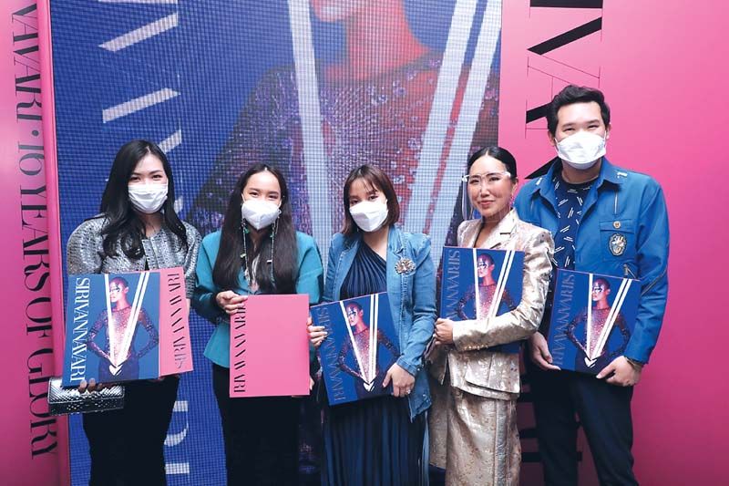 (ซ้าย) พัชรินรุจา จันทโรนานนท์, ม.ล.ทรงลักษณ์ สวัสดิวัตน์,
ธันย์ชนก วิริยะบูรณ์, รติรส จุลชาต และกิติภัค เกษรสิริธร