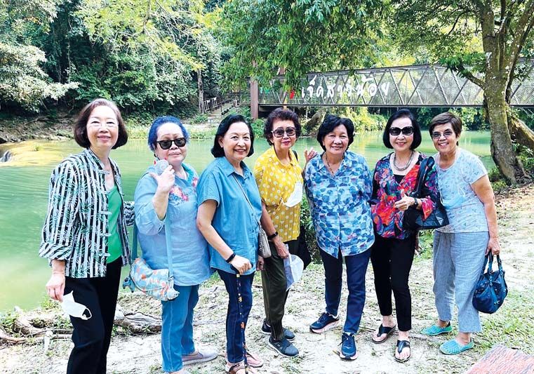 แวะเก็บภาพความงามของนํ้าตกเจ็ดสาวน้อย ดร.คุณหญิงกษมา วรวรรณฯ, ฉวีวรรณ ช่างต่อ,
จิราพร เชมนะสิริ, แววตา อัมพรายน์, รศ.ทรรศนียา ศักดิ์ดี, ศ.ดร.มาลียา เครือตราชู และเปรมวดี
ซาลัสเบอรี่