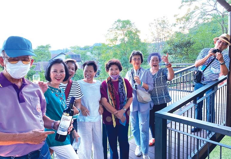 จำลอง ศักดิ์ดี, ศ.ดร.มาลียา เครือตราชู, อมรา ศิลปิกุล, สายสัมพันธ์ สุวรรณประทีป ฮิลตัน,นลินี คณิวิชาภรณ์, ภาวิไล บุราวาศ และ ฉวีวรรณ ช่างต่อ