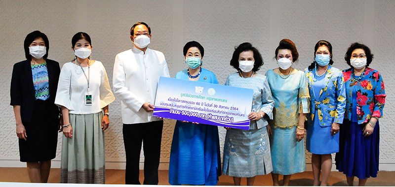 ชวินทร์ ศิรินาค รองปลัด กทม.ประธานในพิธีรับมอบทุนการศึกษาจาก ผาณิต พูนศิริวงศ์ ประธานมูลนิธิช่วยการศึกษา กทม. จำนวน 500 ทุน
เป็นเงิน 500,000 บาท โดยมี คณะ กก.มูลนิธิฯ อุไร คุณานันทกุล, เพ็ญศรี สุขเจริญผล, ฉัตรสุดา จันทร์ดียิ่ง, พัชรา มาดล และ พญ.นภัสชล
ฐานะสิทธิ์ รักษาราชการในตำแหน่ง ผอ.สำนักงานพัฒนาระบบสาธารณสุข, พญ.ดวงพร ปิณจีเสคิกุล รอง ผอ.สำนักอนามัย ร่วมในพิธี


