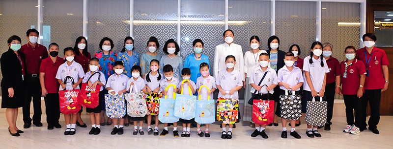 ชวินทร์ ศิรินาค รองปลัด กทม. ร่วมถ่ายภาพกับ ผาณิต พูนศิริวงศ์ ประธานมูลนิธิฯ พร้อมด้วย คณะ กก. อุไร คุณานันทกุล, เพ็ญศรี สุขเจริญผล, ฉัตรสุดา จันทร์ดียิ่ง, พัชรา มาดล และน้องๆ ผู้ได้รับทุนการศึกษาในสังกัด กทม.
