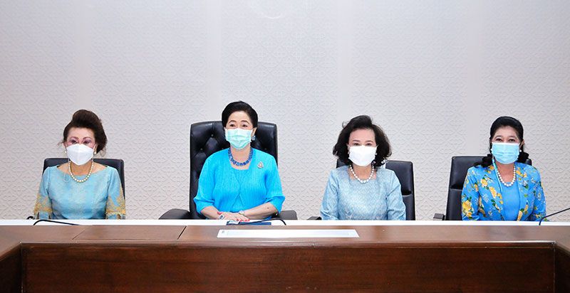 ผาณิต พูนศิริวงศ์ ประธานมูลนิธิฯ และคณะ กก. เพ็ญศรี สุขเจริญผล,อุไร คุณานันทกุล และ ฉัตรสุดา จันทร์ดียิ่ง