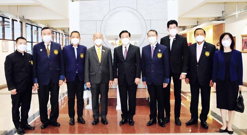 MR.SIO LEI LAM กก.บริหารสถาบันวิทยาการผู้นำไทย-จีน (วทจ.) และศิษย์เก่า วทจ.รุ่นที่ 1, เกียรติคุณ ชาติประเสริฐ อดีตเอกอัครราชทูตไทย
ณ เวียงจันทน์ และศิษย์เก่า วทจ.รุ่นที่ 3, พล.อ.ธารไชยยันต์ ศรีสุวรรณ อดีต ผบ.สส. และประธานนักศึกษาหลัก วทจ.รุ่นที่ 2, ศ.เกียรติคุณ นพ.เกษม วัฒนชัย องคมนตรี, หาน จื้อเฉียง ออท.จีน, พิริยะ เข็มพล อดีตเอกอัครราชทูต ณ กรุงปักกิ่ง และประธานนักศึกษาหลักสูตร
วทจ.รุ่นที่ 3, อรัญ เอี่ยมสุรีย์ กก.สภามหาวิทยาลัยหัวเฉียวเฉลิมพระเกียรติ และประธานคณะกรรมการบริหารสถาบัน วทจ., พล.อ.วิชิต ยาทิพย์ อดีตรอง ผบ.ทบ. และที่ปรึกษาคณะกก.บริหารสถาบัน วทจ. และ พัน จิ่น ที่ปรึกษา ออท.จีน