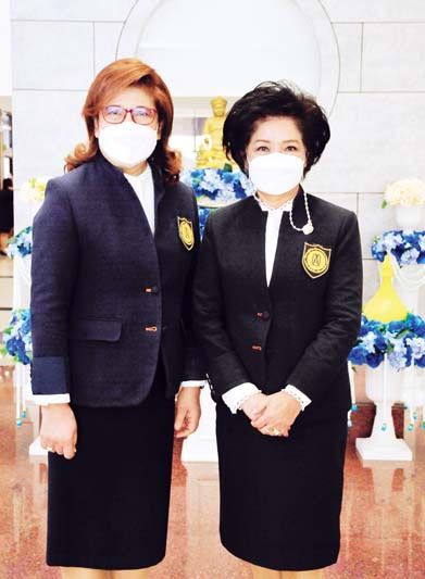 รศ.ดร.อุไรพรรณ เจนวาณิชยานนท์ อธิการบดี และ ผศ.พรรณราย แสงวิเชียร ผอ.หลักสูตร
