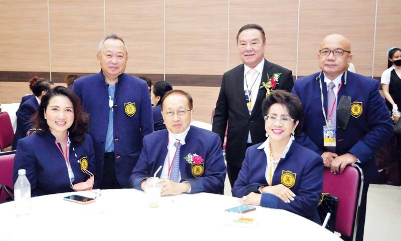 รังสรรค์ ศรีวรศาสตร์ ประธานนักศึกษาหลักสูตร วทจ. รุ่นที่ 4
และนักศึกษาหลักสูตรวิทยาการผู้นำไทย-จีน (วทจ.)