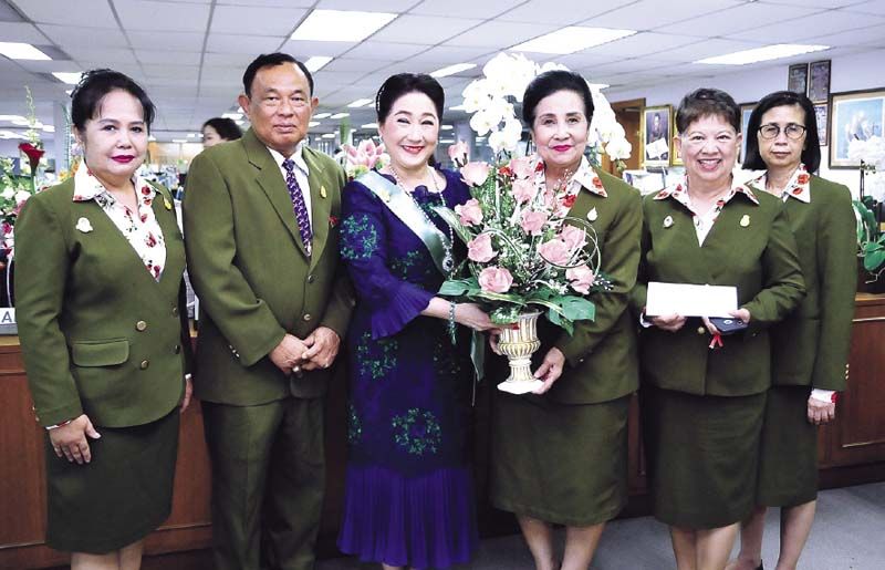 มูลนิธิสงเคราะห์ครอบครัวทหารผ่านศึก ในพระบรมราชูปถัมภ์ฯ นำโดย นันทวัน เมฆใหญ่ ประธานฝ่ายประชาสัมพันธ์ และ พล.ต.เสริม ภู่หิรัญ รองประธาน มาร่วมแสดงความยินดีและสมทบทุนมูลนิธิช่วยการศึกษากรุงเทพมหานคร