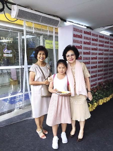 พัชรินทร์  พูนศิริวงศ์ กับหลานสาวและ ยุพา ล่ำซำ