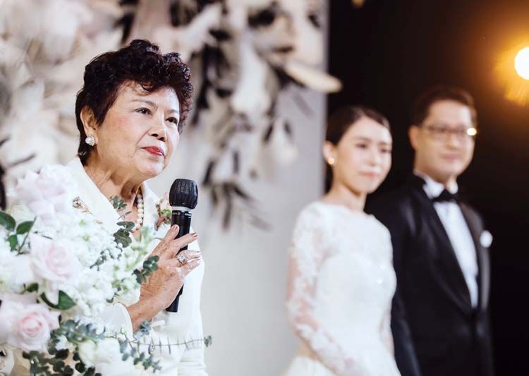 ประธานในพิธี พญ.จันทรา เจณณวาสิน อดีตนายกสมาคมแพทย์สตรีแห่งประเทศไทย ผู้เป็นป้าของเจ้าสาว กล่าวอำนวยพรมอบให้คู่บ่าว-สาว