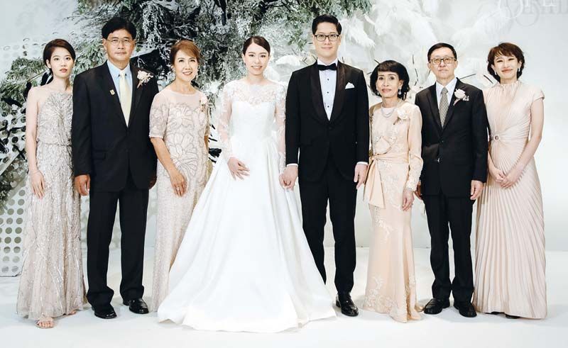 วันแห่งความสุขของสองครอบครัว (จากซ้าย) จัตตมน พุทธารี (น้องสาว
เจ้าบ่าว), คุณพ่อคุณแม่เจ้าบ่าว สิทธิเดช-อัจฉรา พุทธารี, คู่บ่าว-สาว,
คุณแม่คุณพ่อเจ้าสาว ปนัดดา-คมสัน เจณณวาสิน และ พญ.ปภาวี
เจณณวาสิน (น้องสาวเจ้าสาว)