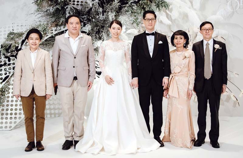 กลุ่มนักธุรกิจต่างๆ ร่วมแสดงความยินดีกับคู่บ่าว-สาว พร้อมเก็บภาพเป็นที่ระลึก