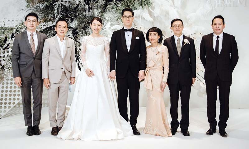 กลุ่มนักธุรกิจต่างๆ ร่วมแสดงความยินดีกับคู่บ่าว-สาว พร้อมเก็บภาพเป็นที่ระลึก
