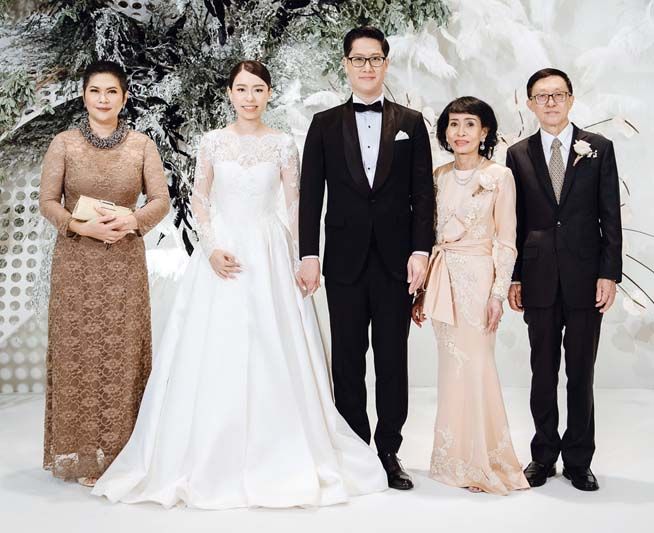 กลุ่มนักธุรกิจต่างๆ ร่วมแสดงความยินดีกับคู่บ่าว-สาว พร้อมเก็บภาพเป็นที่ระลึก
