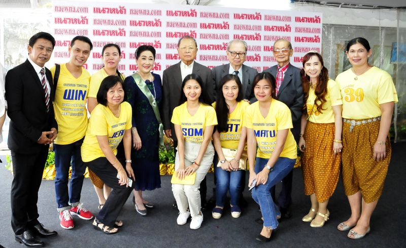 2 คอลัมนิสต์กิตติมศักดิ์ของแนวหน้า น.ต.ประสงค์ สุ่นศิริ อดีต รมว.ต่างประเทศ และ พล.ต.อ.
ประทิน สันติประภพ อดีต อ.ตร. ถ่ายภาพกับ วาริน-ผาณิต พูนศิริวงศ์ และทีมแนวหน้า
