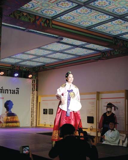 ผู้หญิง - ท่านทูตเกาหลีนำทีมคนดังแสดงแบบชุดฮันบก  เปิดนิทรรศการ'ย้อนเวลาหาราชัน ตามซีรีส์เกาหลี'