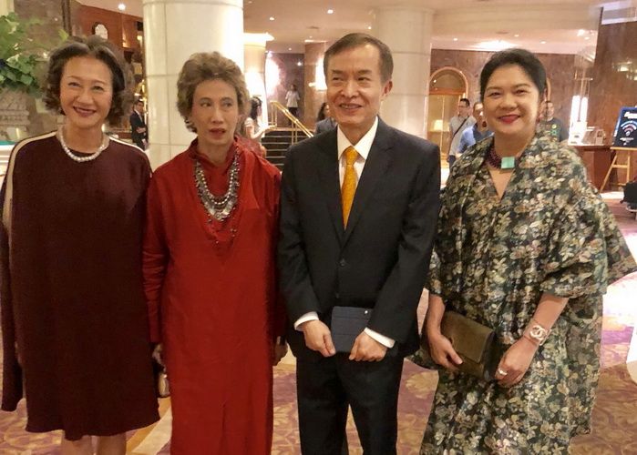 สราวุธ วัชรพล และ โสมชบาจ๊ะจ๋า-อาภาภรณ์ โกศลกุล กับ กฤษณา อัมพุช และ แสงทิพย์ ยิ้มละมัย 