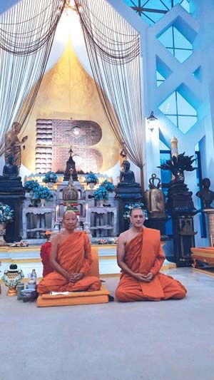 พระพรหมวชิรากร (สุนทร สุนทราโภ)เจ้าอาวาสวัดราชผาติการามวรวิหาร กับ พระกากัน อโสโก