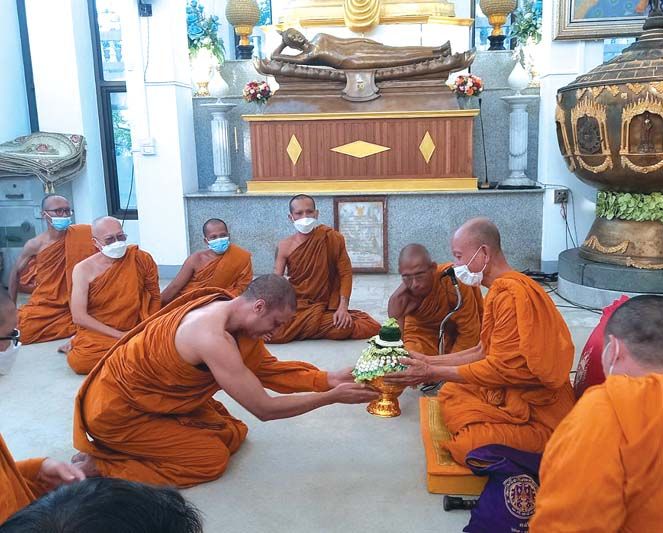 พระกากัน อโสโก เข้ากราบถวายสักการะ พระพรหมวชิรากร ที่อุโบสถ