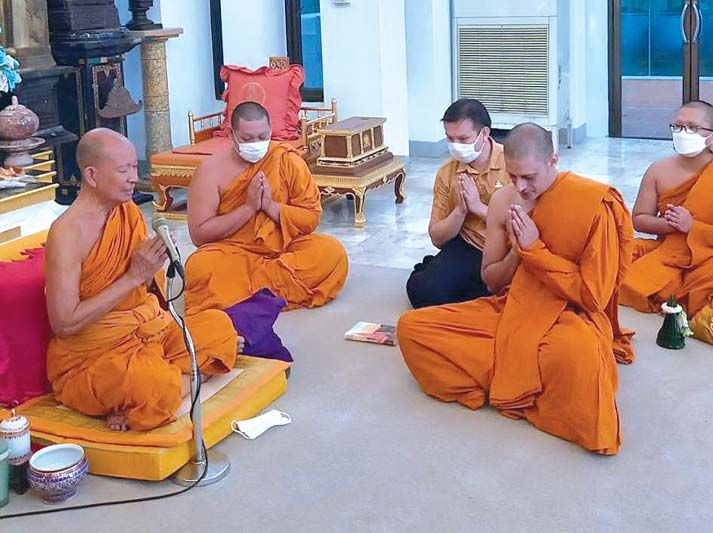 พระพรหมวชิรากร สอนกรรมฐาน และการสวดเบญจเคารพ (การไหว้ 5 ครั้ง)
ให้พระกากัน อโสโก