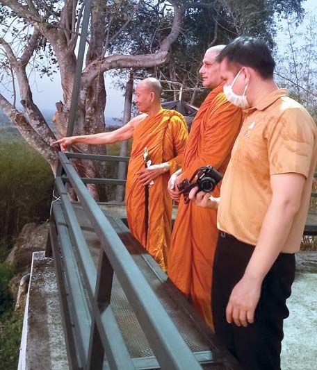 พาเดินชมเจดีย์พกาพรหมปิตุมาตานุสรณ์