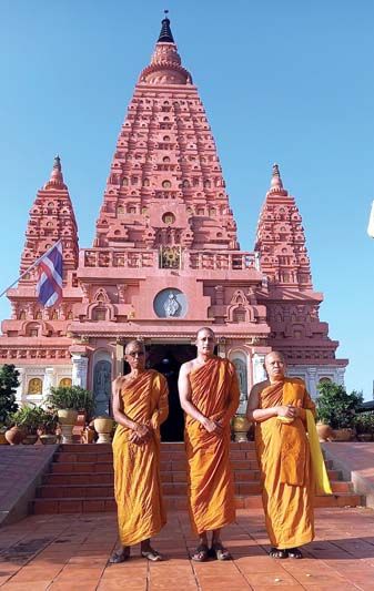 พระกากัน อโสโก กับพระครูวิจิตรสีลาภรณ์ ณ เจดีย์ศรีพุทธคยา นครสวรรค์