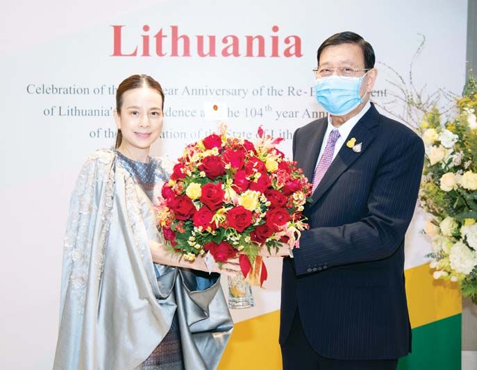 ศ.พิเศษ พรเพชร วิชิตชลชัย ประธานวุฒิสภาและ
รองประธานรัฐสภา ร่วมแสดงความยินดี