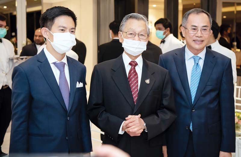 ชวน หลีกภัย กับ ดร.อิสระ เสรีวัฒนวุฒิ และ ดร.ฟาน จี๊ แธงห์ ออท.เวียดนาม