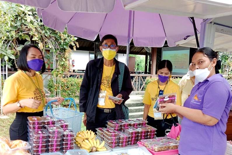 (ขวา) คุณหญิงผกาพันธ์ เทหะมาศ ผู้อำนวยการวังไกลกังวล