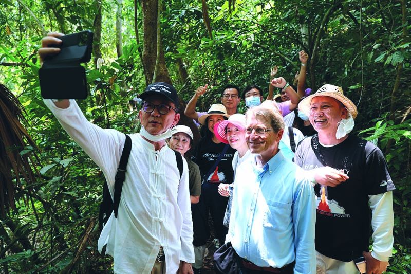 วิกรม กรมดิษฐ์ และ ดร.ฮาราลด์ ลิงค์ พร้อมคณะ ระหว่างเดินเท้าศึกษาธรรมชาติ

