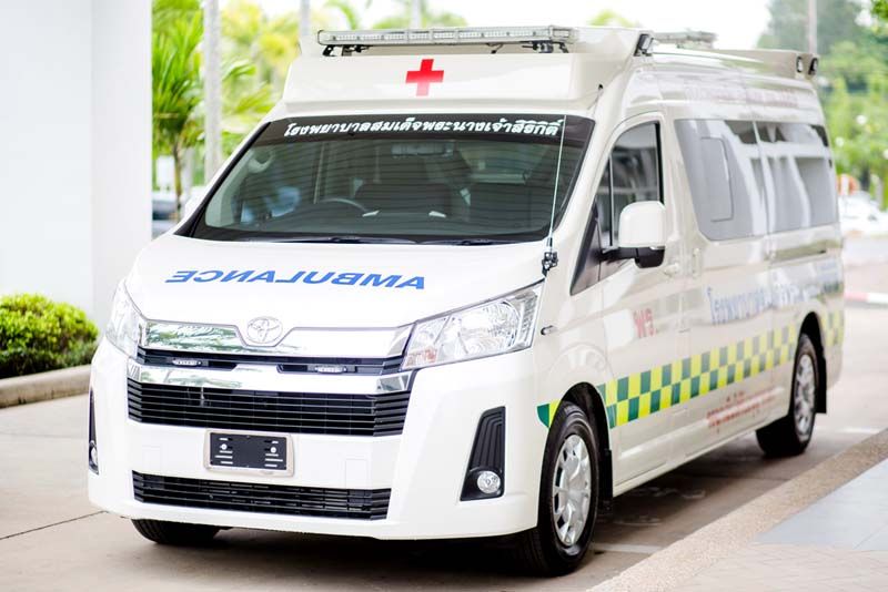 รถพยาบาลฉุกเฉินเคลื่อนที่ ที่ได้รับการติดตั้งอุปกรณ์การแพทย์อย่างครบครัน

