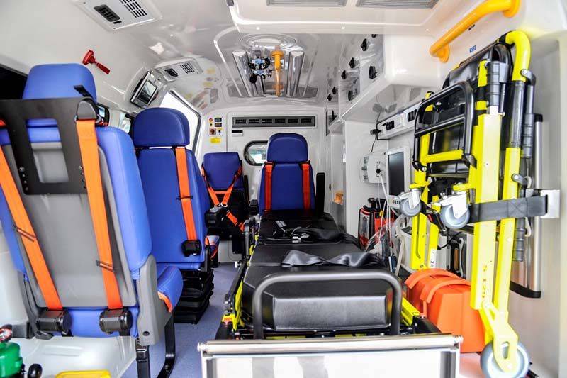 รถพยาบาลฉุกเฉินเคลื่อนที่ ที่ได้รับการติดตั้งอุปกรณ์การแพทย์อย่างครบครัน

