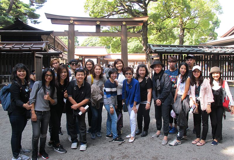 เดินทางไปขอพรที่ศาลเจ้าเมจิ และที่วัดคาเนอิจิ เพื่อความเป็นสิริมงคล