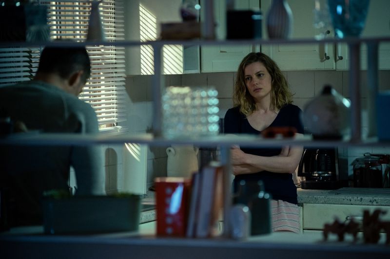 “กิลเลียน เจค็อบส์”  รับบทบรีแอนนาภาพแทนอันเจ็บช้ำของภรรยานาวิกโยธิน โดยความสัมพันธ์ระหว่าง เจมส์ กับ บรีแอนนา ผู้เป็นภรรยา และลูกชายของเขา ทำให้ทุกคนสัมผัสได้ถึงสถานะทางการเงินและความล้มสลายทางจิตใจของครอบครัวนี้  ซึ่ง กิลเลียน เจค็อบส์ คือ นักแสดงที่โด่งดังจากคอมิตี้ทีวี คนที่เคยได้รู้จักผลงานของเธอ จะเข้าใจจุดที่หนังเรื่องนี้ให้เธอยืน ภาพบุคลิกที่นุ่มนวลความสว่างไสวของเธอเคยแสดงถูกลบไปหมดแล้วด้วยหนังเรื่องนี้