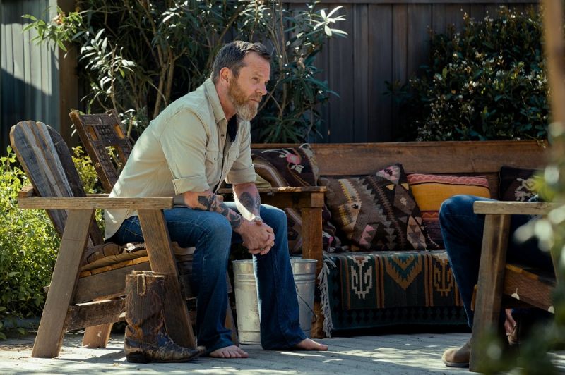 “คีเฟอร์ ซัทเธอร์แลนด์” รับบท รัสตี้ เจนนิงส์ ผู้บัญชาการลับในสวนหลังบ้าน  ด้วยปัญหาทางการเงินและความเครียดจากการตกงานของ เจมส์ เพื่อนอย่าง ไมค์ จึงแนะนำให้เขา รู้จัก รัสตี้ อดีตทหารที่ดำเนินธุรกิจกองกำลังรับจ้างในสวนหลังบ้านที่มีการป้องกันแน่นหนา เรื่องนี้ รัสตี้ คือตัวร้ายที่ไม่ได้เหมือนคนชั่วในหนังแอ็กชันทั่วไป แต่ตัวละครตัวนี้จะเป็นเงาสะท้อนของตัวเอกเกือบตลอดเรื่อง โดย คีเฟอร์ มีความพิเศษเฉพาะตัว เขาคือ หนึ่งในไม่กี่คนที่ผู้กำกับฯ ตั้งใจให้เขามารับบทนี้ เขาคือนักแสดงรุ่นเก๋าตัวจริง ที่เคยทำงานกำกับมาแล้วด้วย ทำให้การทำงานเป็นไปอย่างง่ายดาย