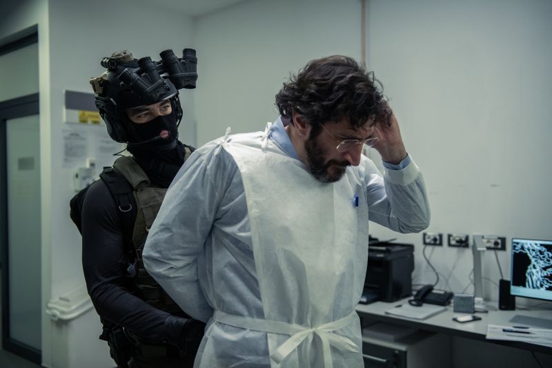 “ฟาเรส ฟาเรส” รับบท ซาลิม โมห์ซินนักวิจัยกู้โลกผู้โชคร้าย หลังจากภารกิจแรกในฐานะกองกำลังรับจ้าง เจมส์ เดินทางไปเบอร์ลิน เพื่อสะกดรอยตาม ซาลิม โมห์ซิน ศาสตราจารย์ด้านพยาธิวิทยา ซึ่ง เจมส์ ได้ข้อมูลมาว่ารับเงินจากโครงการการกุศลเกี่ยวกับ อัลกออิดะ ในบทนี้ ฟาเรส ฟาเรส นักแสดงชาวเลบานอน นักแสดงนำจาก The Nile Hilton Incident ซึ่งเป็นเพื่อนสนิท ในทุกแง่มุมกับผู้กำกับฯ ซึ่ง ซาเลห์ มั่นใจ ว่า ฟาเรส ฟาเรส ทำได้ดีในบท ๆ นี้