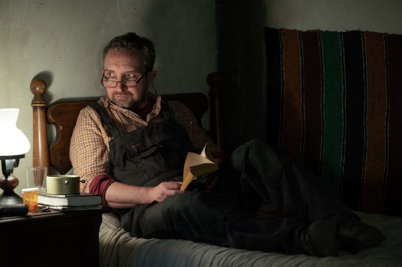 “เอ็ดดี้ มาร์สัน” รับบท เวอร์จิล กำลังเสริมผู้ไม่เคยไว้ใจใคร หลังจาก โมห์ซิน ถูกฆ่า ทั้งคนของ รัสตี้ และเจ้าหน้าที่ตำรวจเยอรมัน ก็หันมาไล่ล่า เจมส์ ซึ่งเขาก็หลบหนีไปได้ โดยได้รับความช่วยเหลือจาก เวอร์จิล ซึ่งในบทนี้ ทางผู้กำกับฯ อยากได้คนที่แสดงได้อย่างหมดจด ด้วยบุคลิกต้องดูเหมือนอดีตกองทัพที่เก็บตัวอยู่ในบ้านตัวเอง ซึ่งแววตาการแสดง เอ็ดดี้ นั้นบ่งบอกว่า เขาผ่านอะไรมามากมาย แต่ยังคงความสุภาพในตัว เมื่อตัวละครของคริส วิ่งวุ่นอยู่ในนรก ในเรื่องอยากให้เขาได้ตั้งสติและลดอุณหภูมิลง และ การสวมบท เวอร์จิล ของ เอ็ดดี้ จะทำให้ คริส กลับสู่จุดเริ่มต้นอีกครั้ง